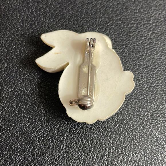 Vintage Resin Easter Bunny Rabbit Pin with Flowers‎ & Bow - Picture 4 of 5